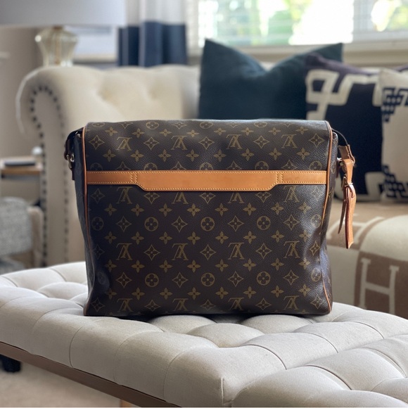 Louis Vuitton Abbesses Messenger - Picture 5 of 15